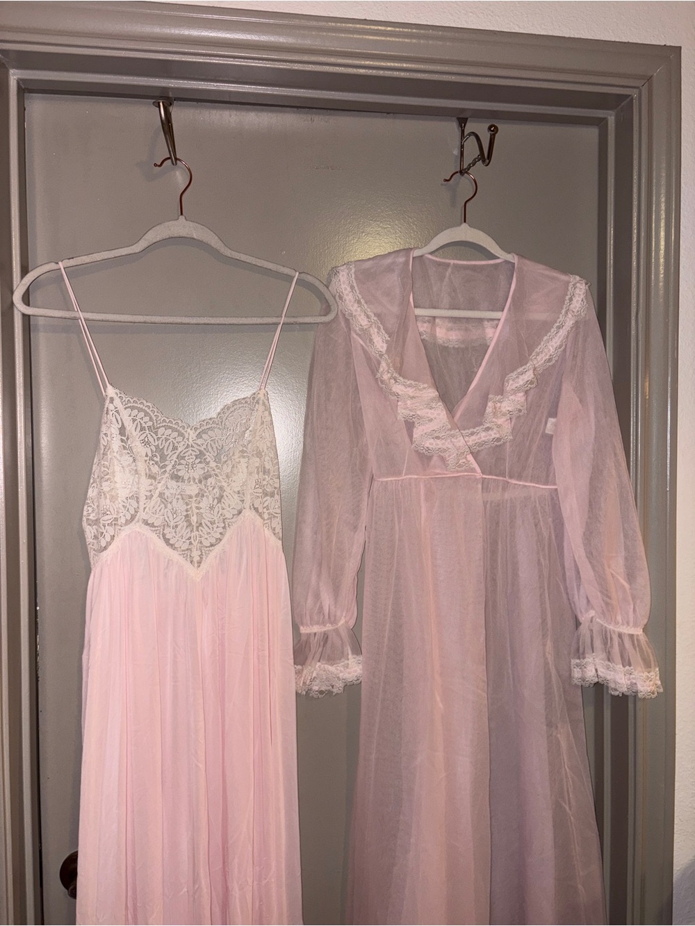 Miss Elaine Pale Pink Lace Chemise and Sheer Robe Set - Picture 5 of 12